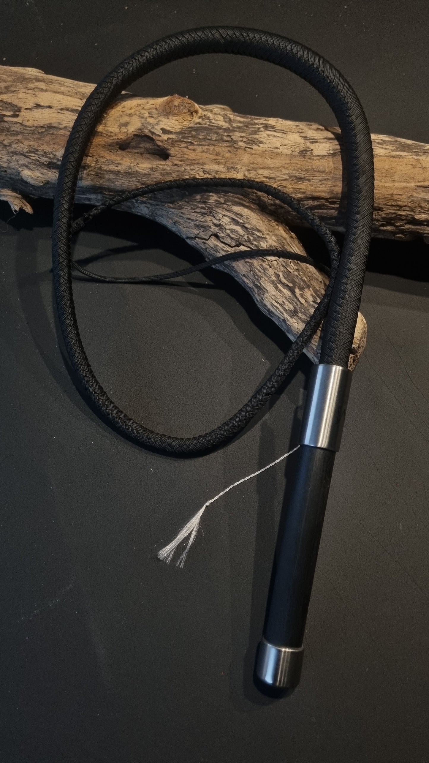 Bullwhip aus schwarzem Paracord