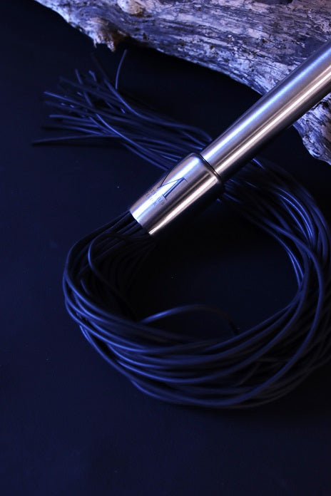 Flogger mit Gummitails und benutzbarem Edelstahlgriff
