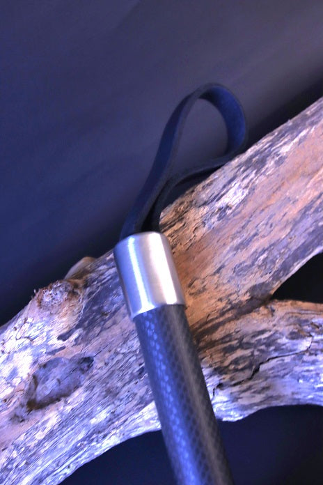 Exklusiver Flogger mit mattem Carbon-Griff und stilvoller Designhülse