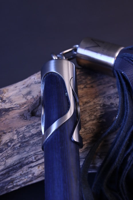 Flogger mit Kettengelenk und Griff mit Holzkugel aus blauem Designholz