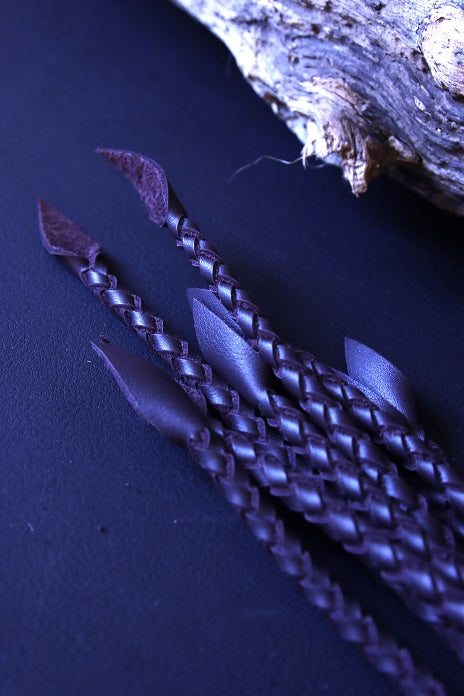 9 Schwänzige mit Griff aus Nussbaum Holz