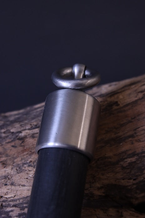 Flogger mit 15 Tails aus Fettleder und Griff aus schwarzem Designholz