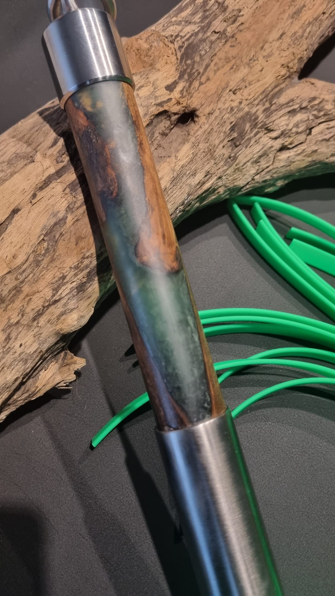 Glow in the Dark Flogger – Fluoreszierende Biothane trifft auf Holz & Epoxidharz