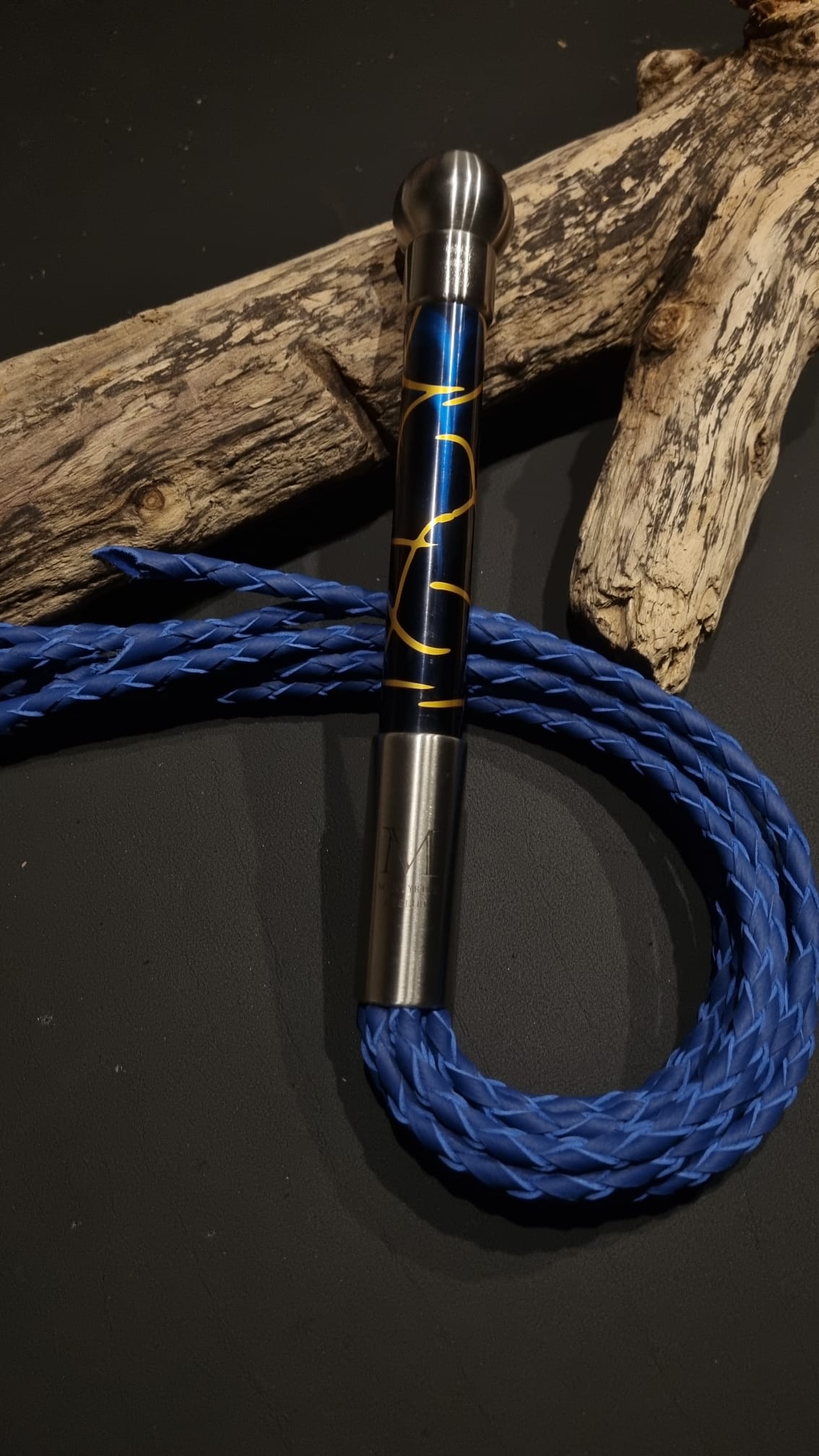 9 Schwänzige mit Griff aus drei Farbigem Aluminium