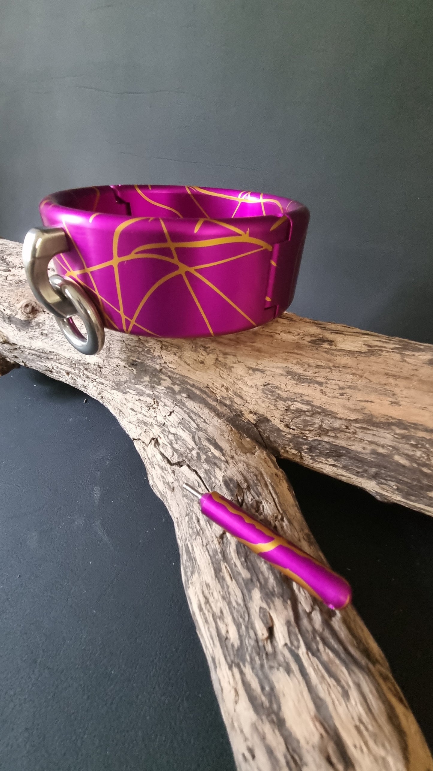 Exklusiver Halsreif aus Aluminium – zweifarbig eloxiert, mit Edelstahlring