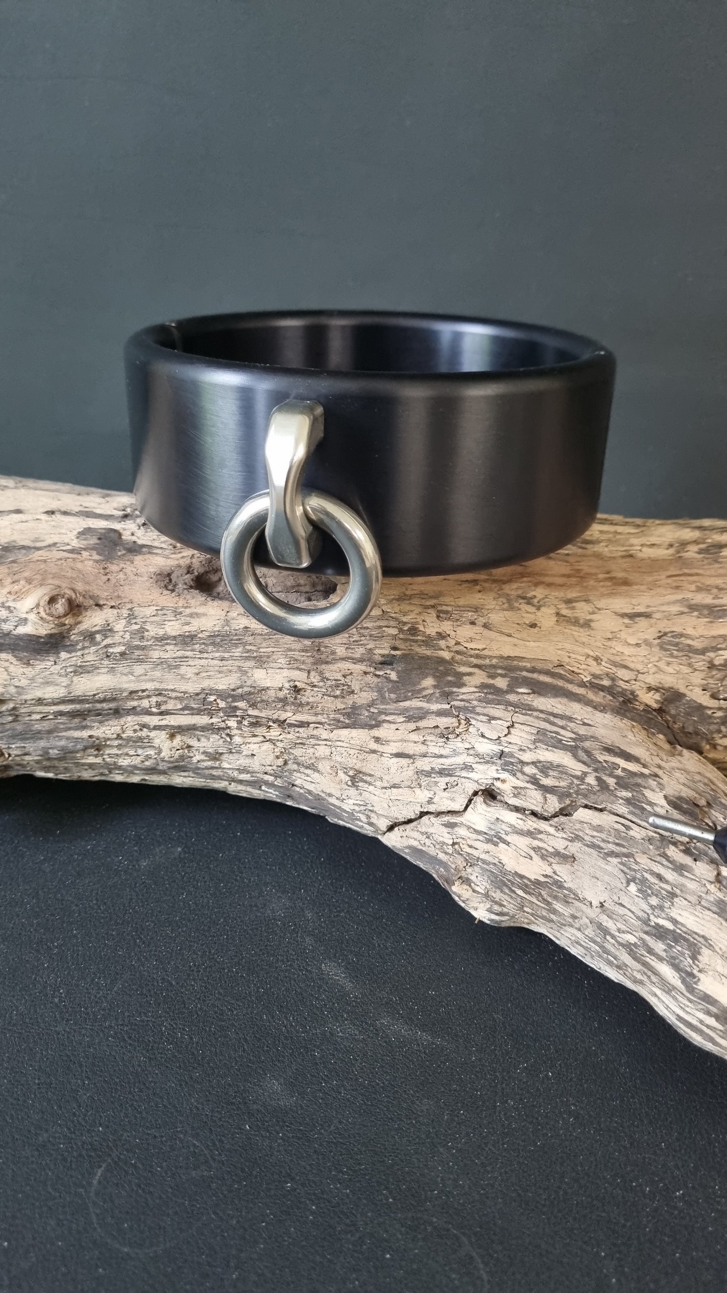 Exklusiver Halsreif aus Aluminium – einfarbig eloxiert, mit Edelstahlring