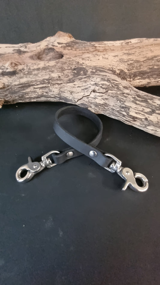 Verbinder aus Fettleder und Edelstahl Karabiner