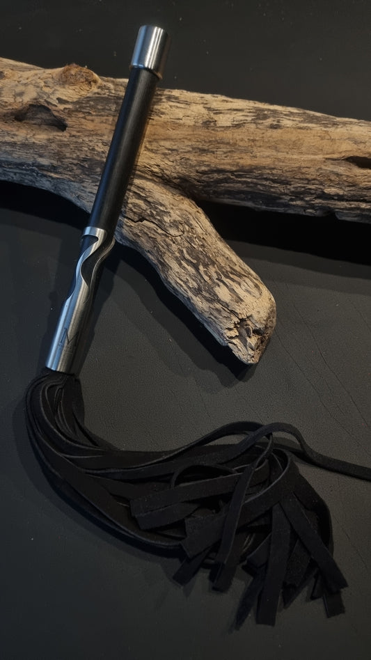 Genitalflogger mit weichem Veloursleder