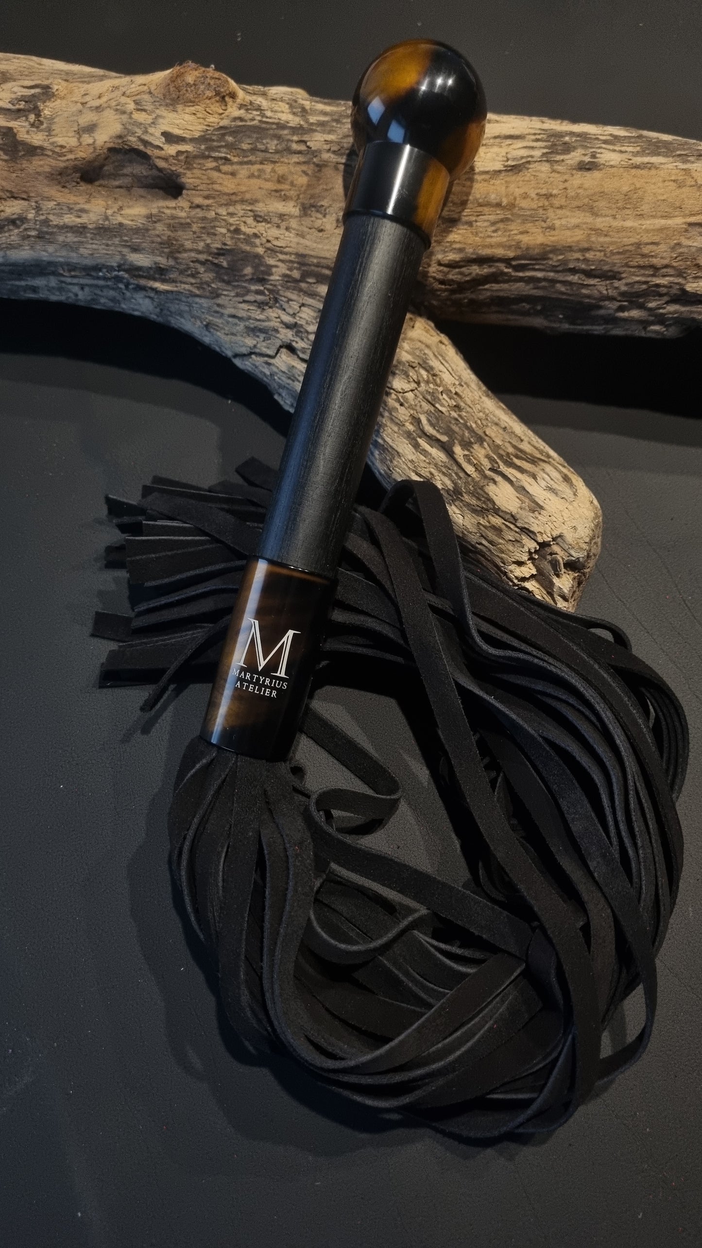 Flogger mit Veloursleder und Griff Aus Designholz und eloxiertem Aluminium