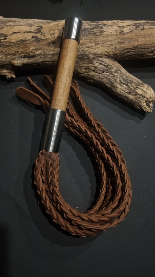 Flogger mit 9 geflochtenen Tails aus Fettleder