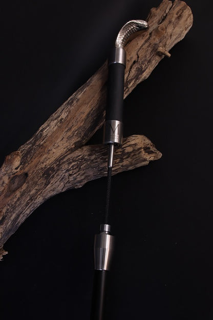 Gehstock mit integrierter Gerte und Cobrakopf