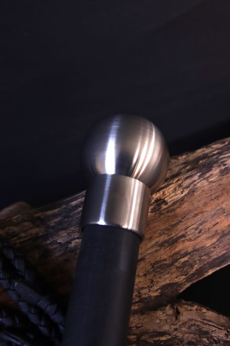 Flogger mit 9 geflochtenen Tails aus Fettleder