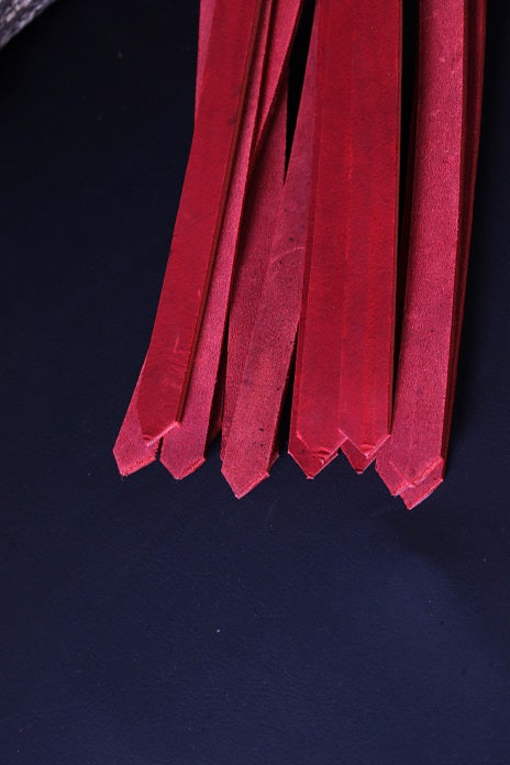 Peitschenaufsatz mit breiten Riemen aus Fettleder