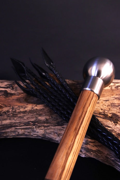 9 Schwänzige mit Griff aus Zebrano Holz