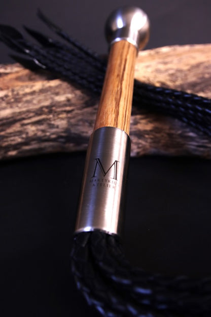 9 Schwänzige mit Griff aus Zebrano Holz