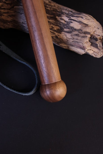 Flogger mit Kettengelenk und Griff mit Holzkugel