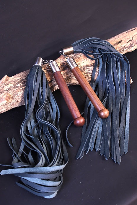 Flogger mit Kettengelenk und Griff mit Holzkugel