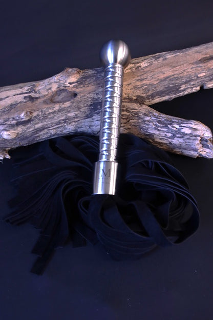 Flogger mit Edestahlgriff und Veloursleder
