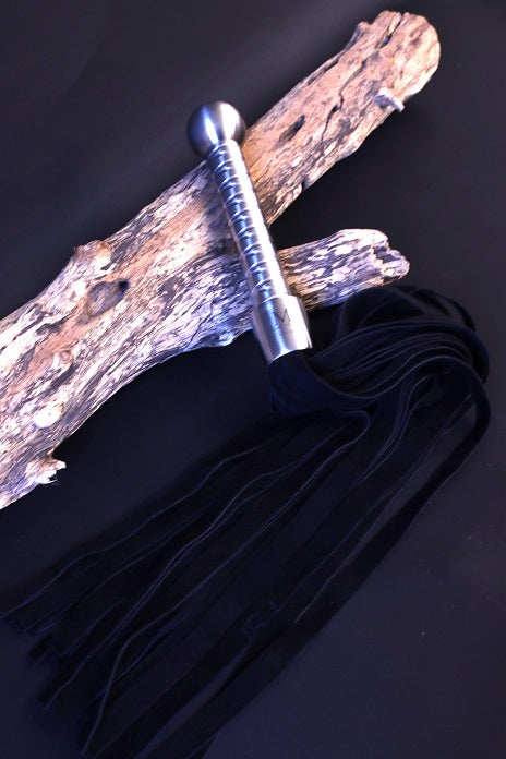 Flogger mit Edestahlgriff und Veloursleder