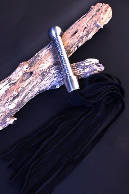 Flogger mit Edestahlgriff und Veloursleder