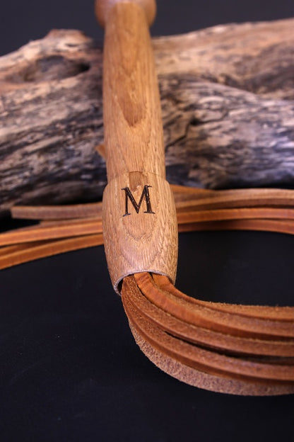 Flogger mit Griff aus Eiche