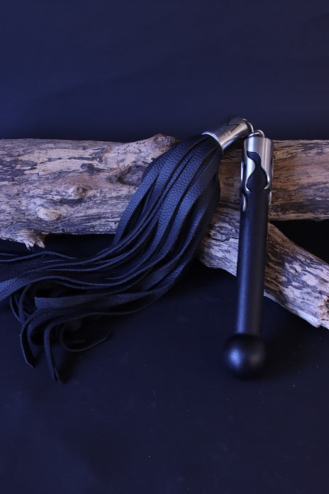Flogger mit Kettengelenk und Griff mit Holzkugel aus schwarzem Designholz
