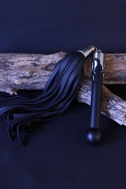 Flogger mit Kettengelenk und Griff mit Holzkugel aus schwarzem Designholz