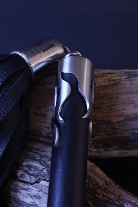 Flogger mit Kettengelenk und Griff mit Holzkugel aus schwarzem Designholz