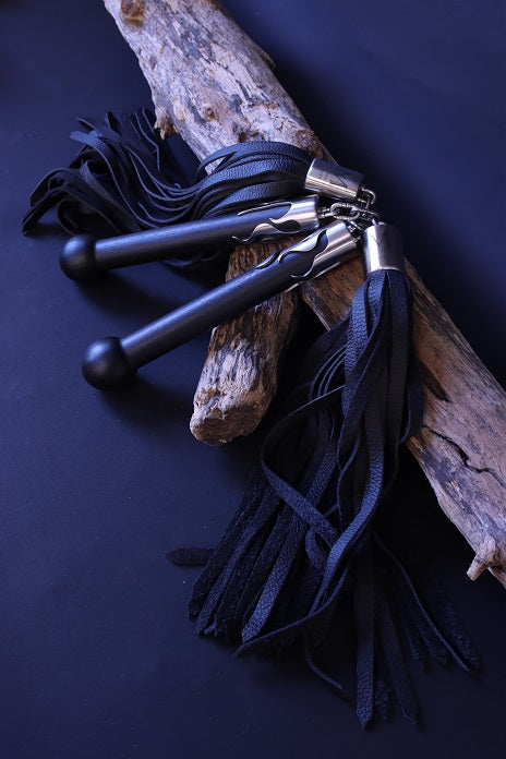Flogger mit Kettengelenk und Griff mit Holzkugel aus schwarzem Designholz