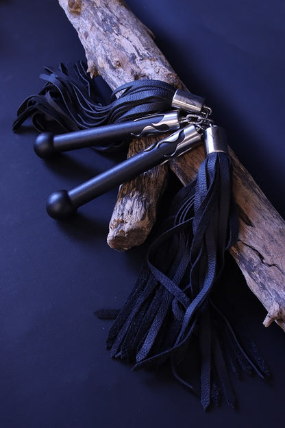 Flogger mit Kettengelenk und Griff mit Holzkugel aus schwarzem Designholz