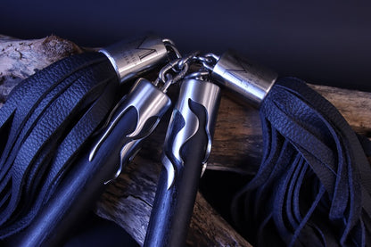 Flogger mit Kettengelenk und Griff mit Holzkugel aus schwarzem Designholz