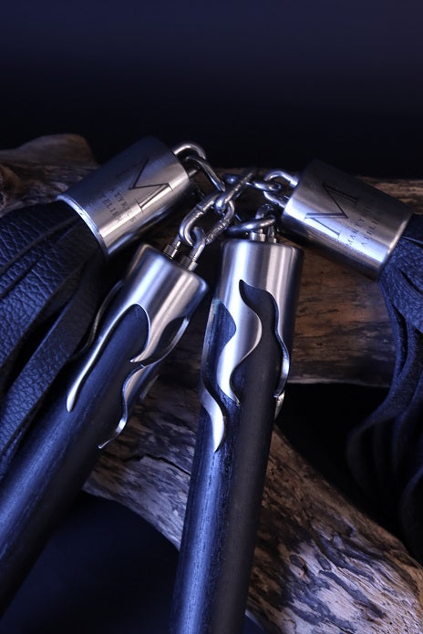 Flogger mit Kettengelenk und Griff mit Holzkugel aus schwarzem Designholz