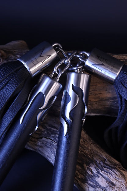 Flogger mit Kettengelenk und Griff mit Holzkugel aus schwarzem Designholz