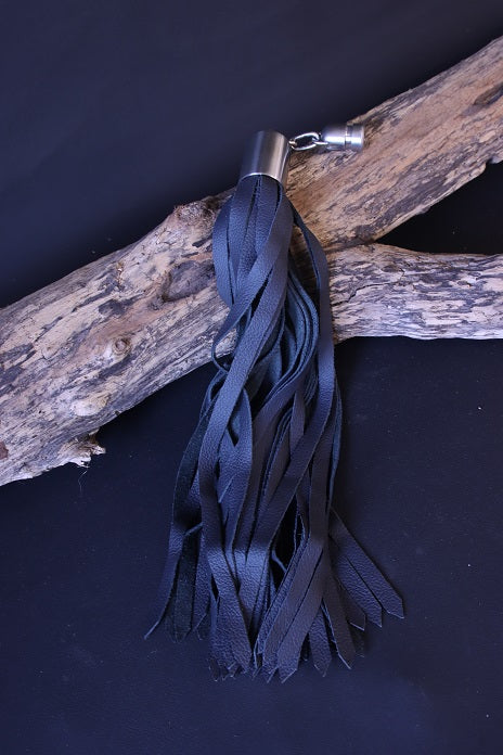 Peitschenaufsatz aus Nappaleder 1 cm breite Riemen und Kettengelenk