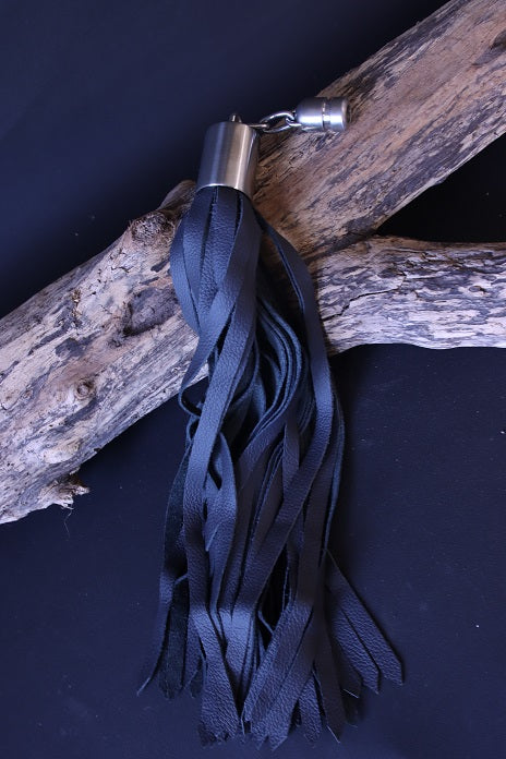 Peitschenaufsatz aus Nappaleder 1 cm breite Riemen und Kettengelenk