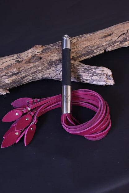 Flogger mit 15 Tails aus Fettleder und Griff aus schwarzem Designholz