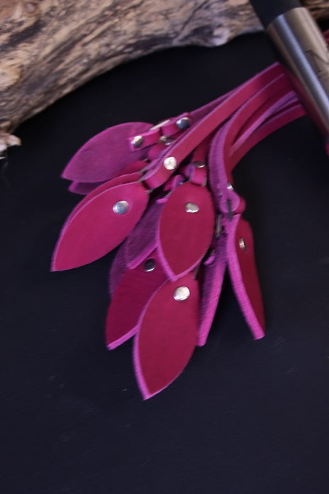 Flogger mit 15 Tails aus Fettleder und Griff aus schwarzem Designholz