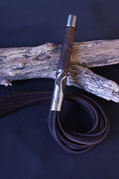 Flogger mit Griff aus Nussbaum Holz und Designhülse