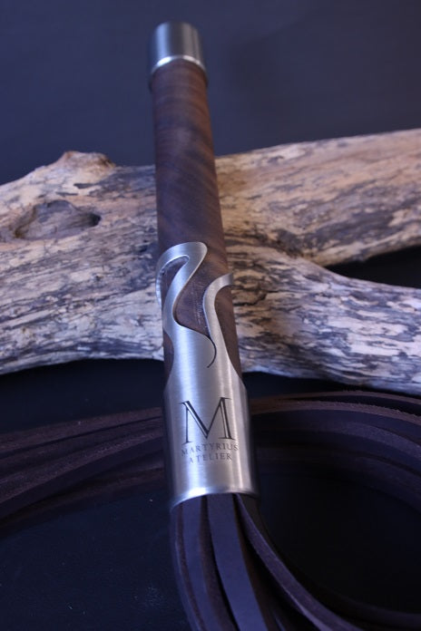 Flogger mit Griff aus Nussbaum Holz und Designhülse