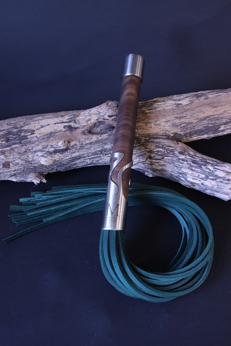 Flogger mit Griff aus Nussbaum Holz und Designhülse