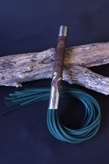 Flogger mit Griff aus Nussbaum Holz und Designhülse