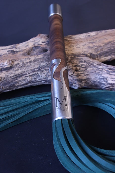 Flogger mit Griff aus Nussbaum Holz und Designhülse