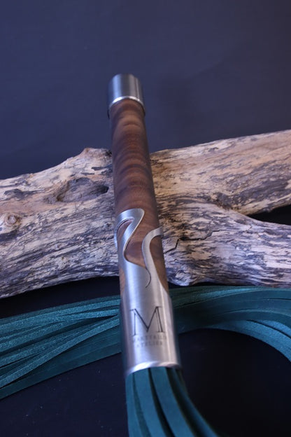 Flogger mit Griff aus Nussbaum Holz und Designhülse