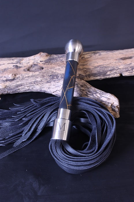 Flogger mit dreifach eloxiertem Griff und weichem Nappaleder