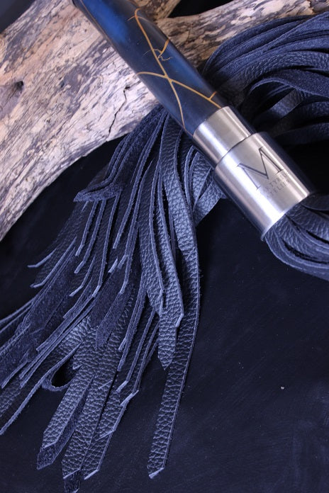 Flogger mit dreifach eloxiertem Griff und weichem Nappaleder