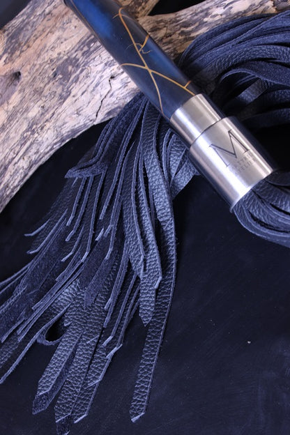 Flogger mit dreifach eloxiertem Griff und weichem Nappaleder