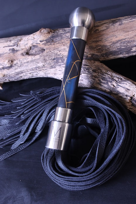 Flogger mit dreifach eloxiertem Griff und weichem Nappaleder