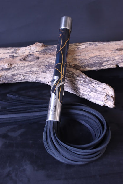 Flogger mit dreifach eloxiertem Griff und 20 Riemen Fettleder