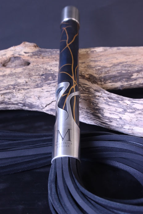 Flogger mit dreifach eloxiertem Griff und 20 Riemen Fettleder