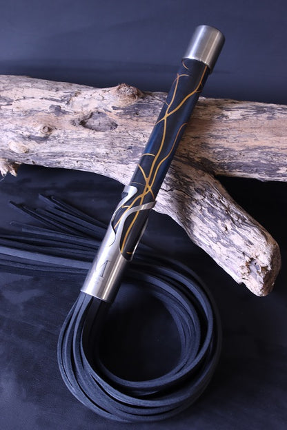 Flogger mit dreifach eloxiertem Griff und 20 Riemen Fettleder